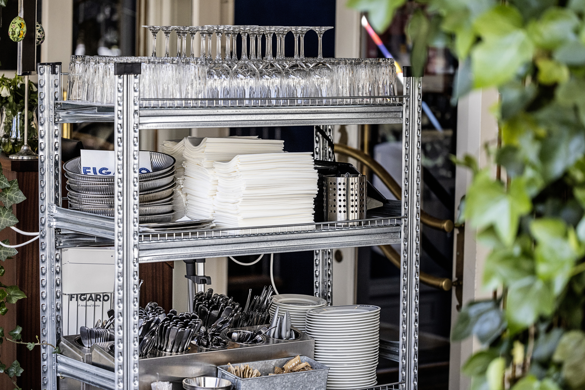 Reol med glas, bestik og service