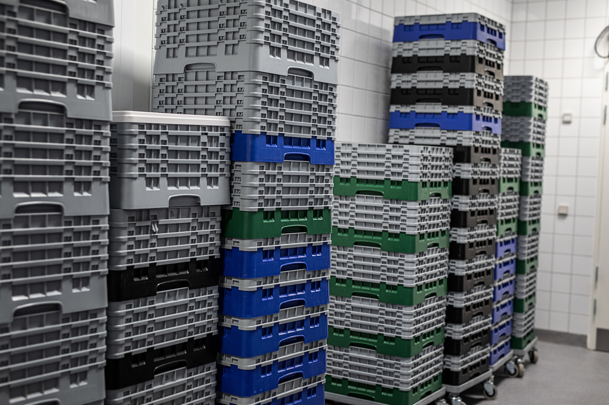 Tårne med opvaskebakker