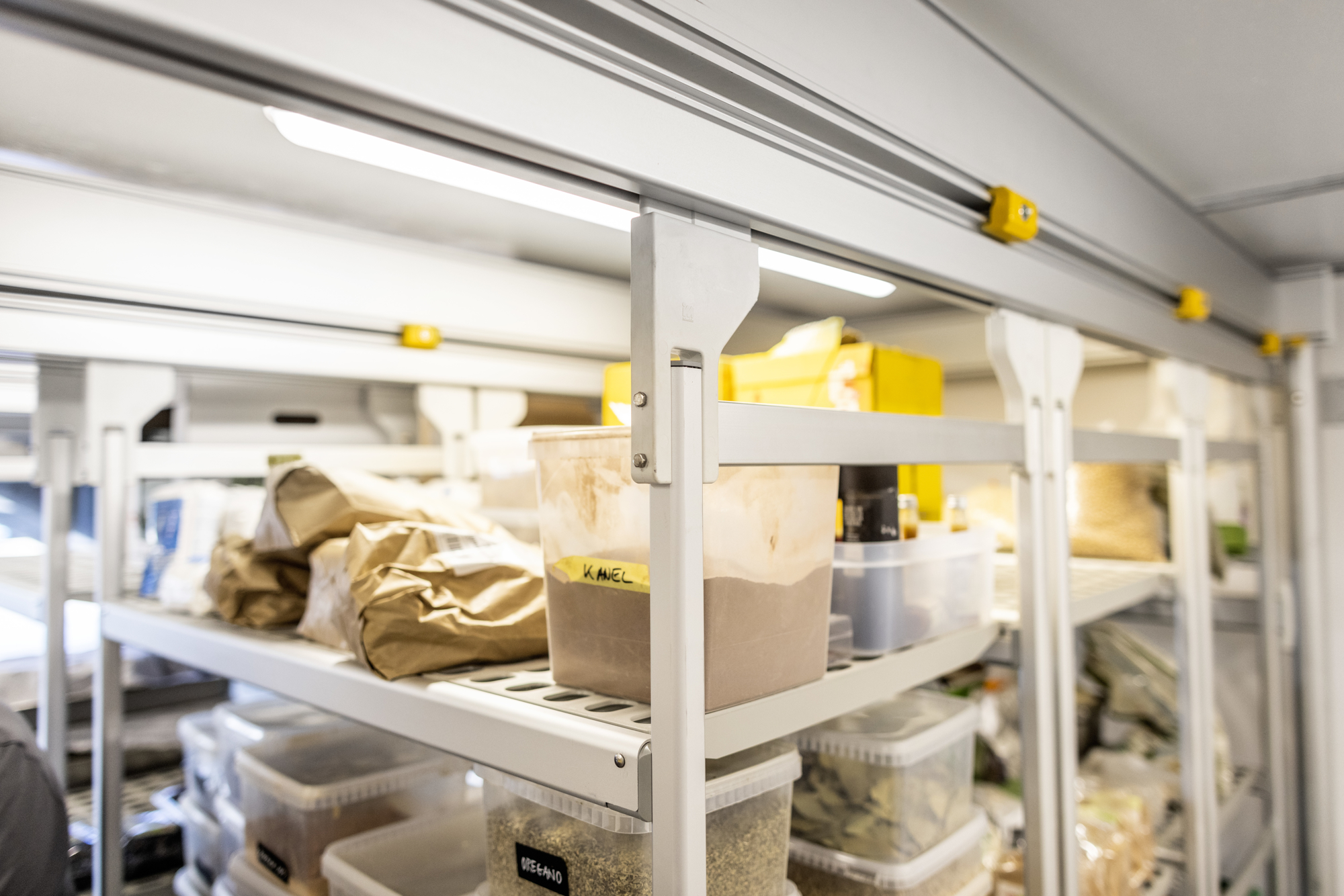 Dankok reol på skinner