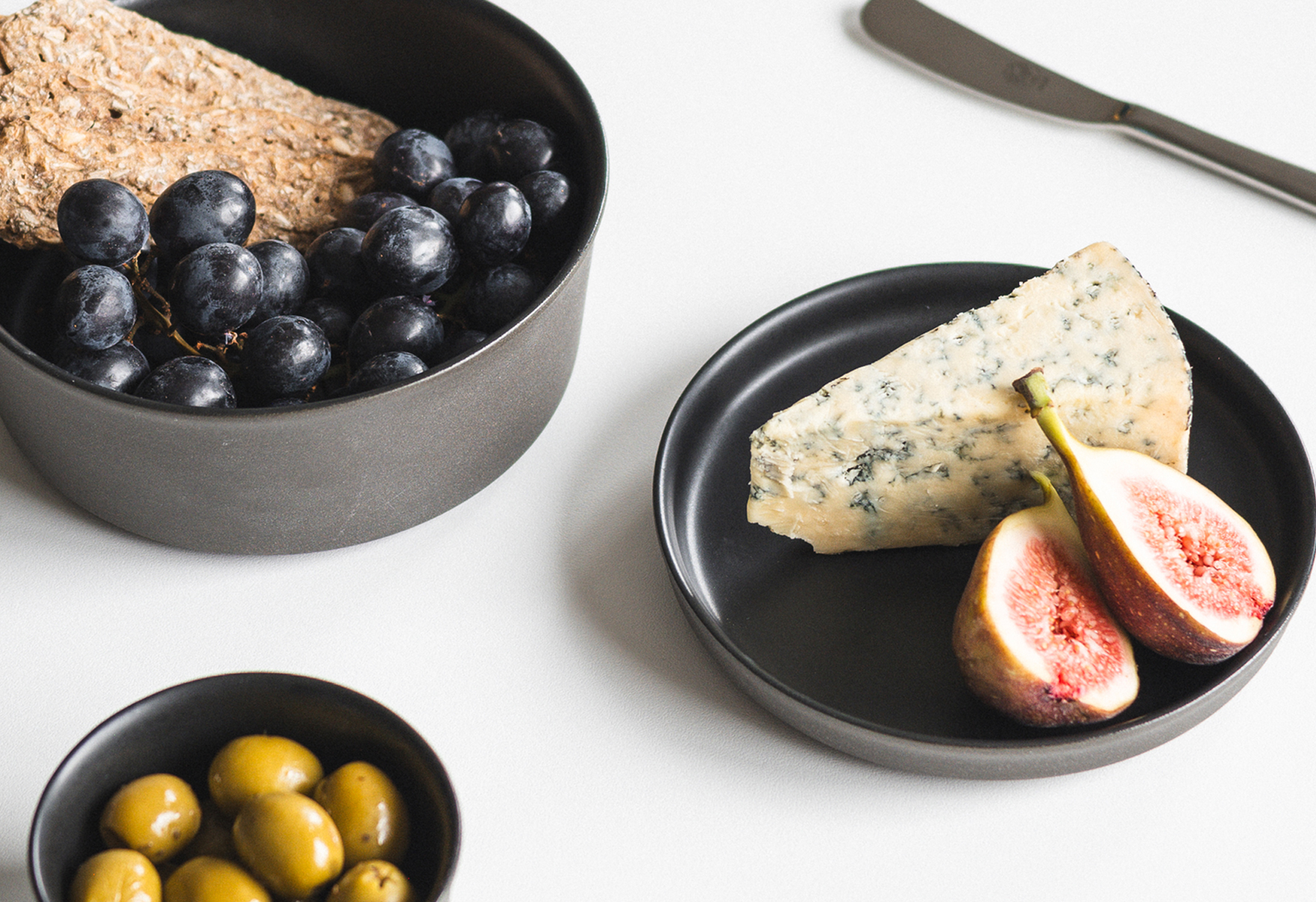 Ost, druer, figner, oliven og brød serveret på Figgjo Tilt stentøj