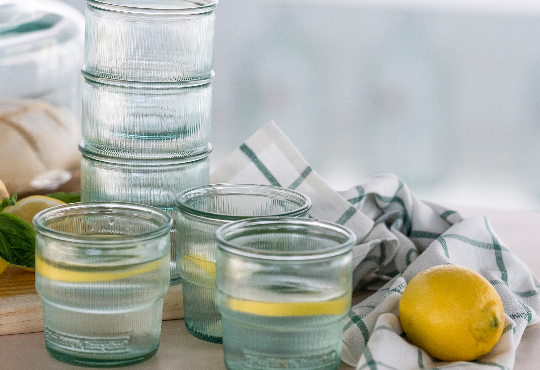 Isvand med citron i San Miguel drikkeglas